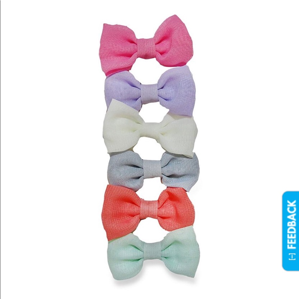 Bundle of 3 muslin blankets and 6 hair bows